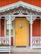Klassisk gul ytterdörr