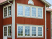 Röd villa med spröjsade fönster